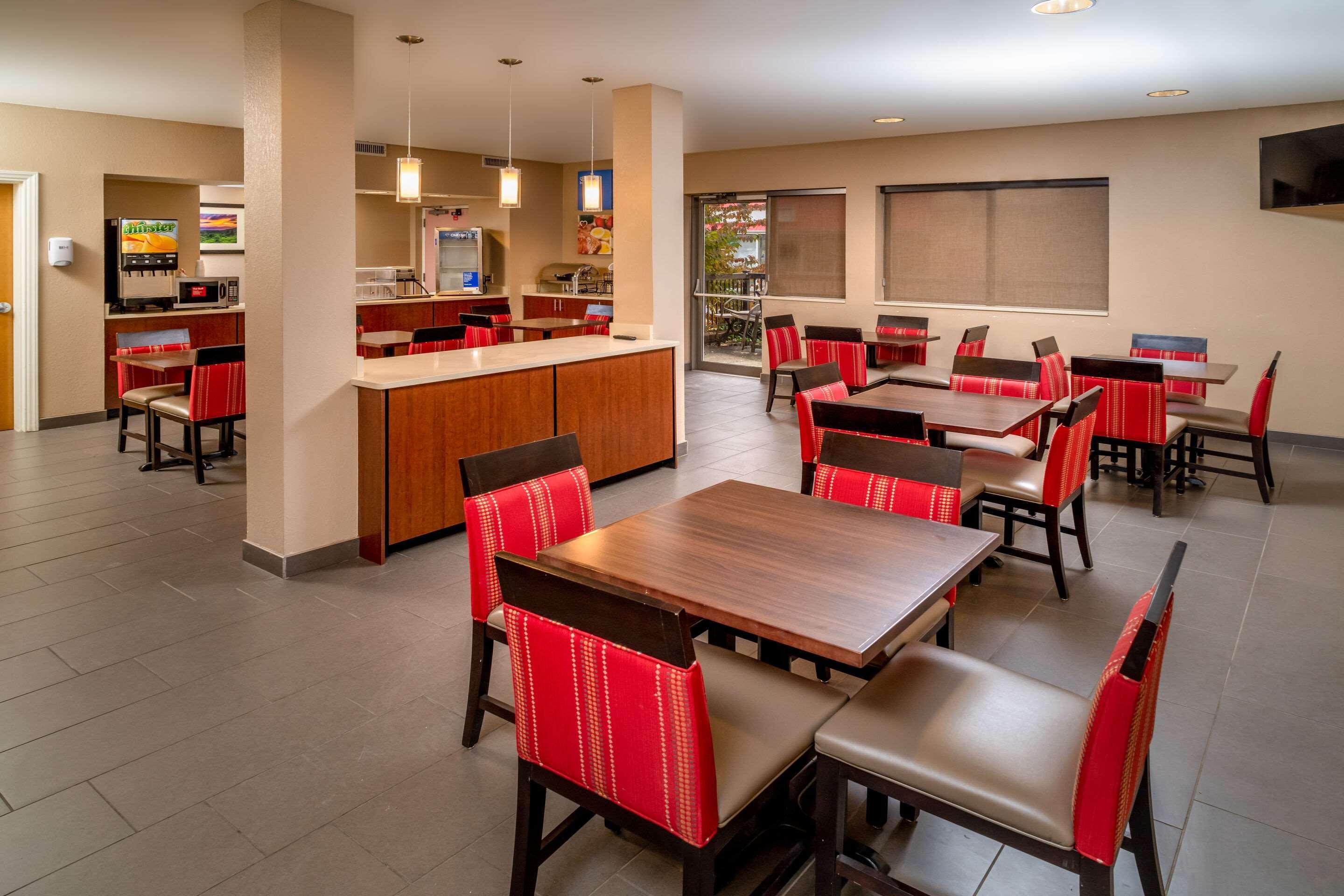 Comfort Inn & Suites Grundy Экстерьер фото